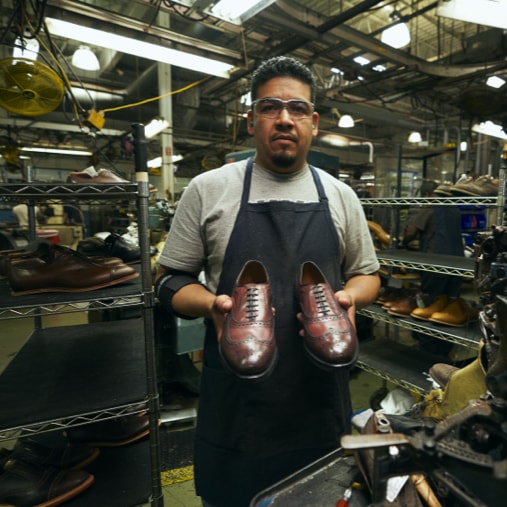 Allen Edmonds artisan dans le studio Port Washington