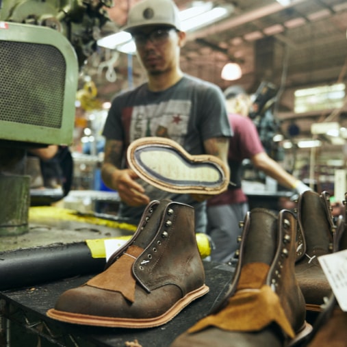Allen Edmonds artisan dans le studio Port Washington