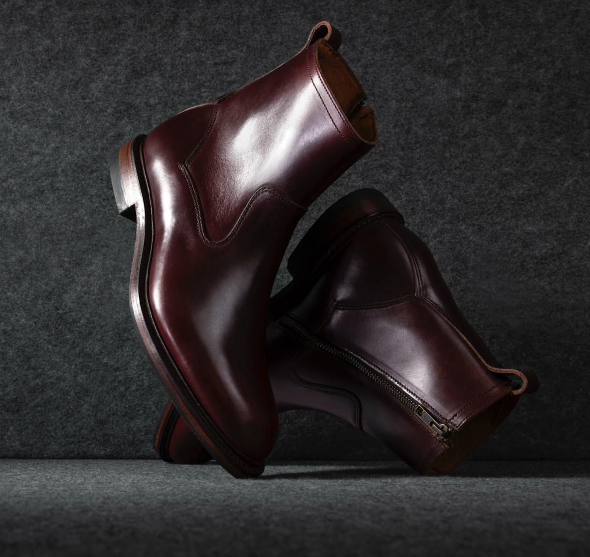 An angled view of a pair of Allen Edmonds Tompkins Zip-Up Boots in burgundy leather.  Vue en angle d'une paire de bottes zippées Allen Edmonds Tompkins en cuir bordeaux.